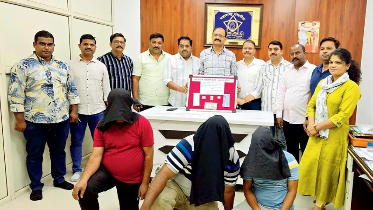 महेश अरुण घाघ और दो ज्वैलर्स को रेलवे पुलिस ने गिरफ्तार कर लिया.