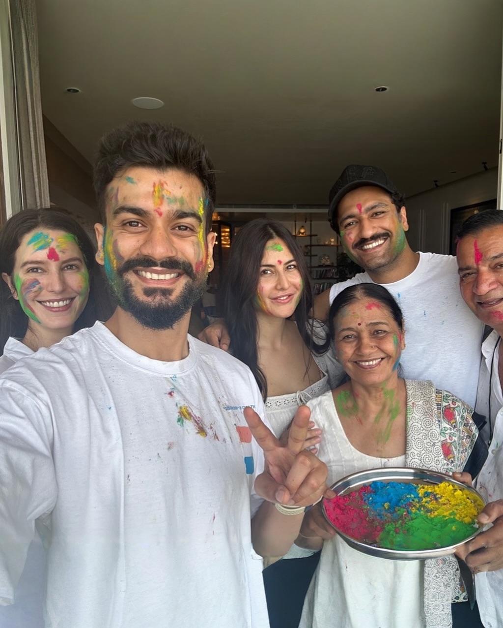 होली सेलिब्रेशन में कैटरीना की सास वीणा कौशल, ससुर श्याम कौशल, देवर सनी कौशल और बहन इसाबेल कैफ शामिल होते दिखाई दिए. परिवार के सभी सदस्य व्हाइट आउटफिट पहने हुए हैं, जो रंगों के साथ मिलकर और भी खूबसूरत नजर आ रहे हैं. 