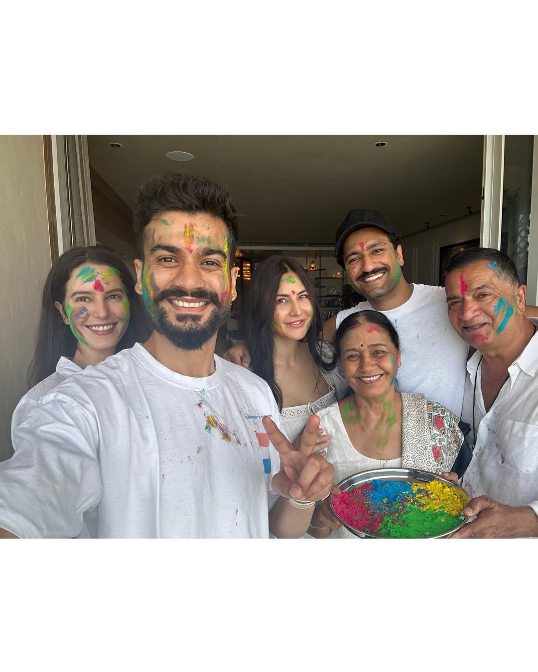 फोटोज में कैटरीना और विक्की एक-दूसरे को रंग लगाते हुए बेहद खुश नजर आ रहे हैं. 