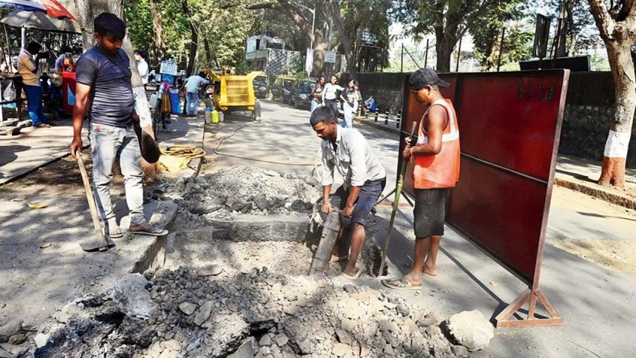वडाला में सड़क कंक्रीटिंग का काम चल रहा है. Pic/Atul Kamble