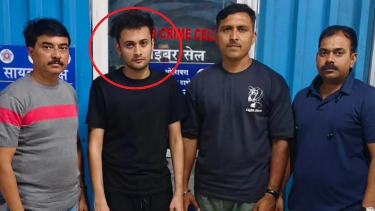 आरोपी फोटो में बायीं ओर से दूसरा व्यक्ति है.