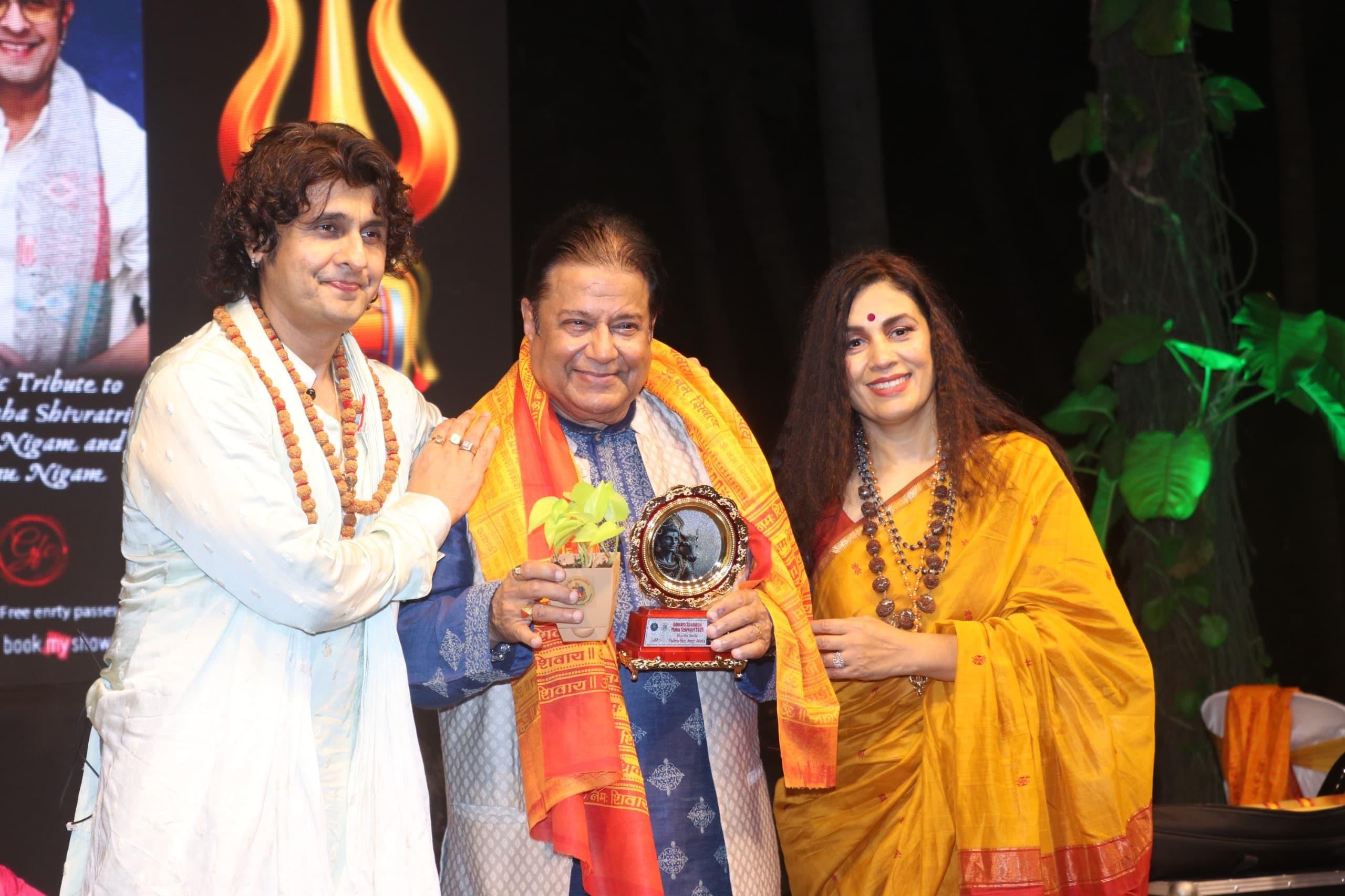 इस दौरान अनूप जलोटा, अगम निगम, संजय टंडन और श्रद्धा पंडित ने भी भजन और कीर्तन प्रस्तुत किए, जिससे पूरा माहौल 
