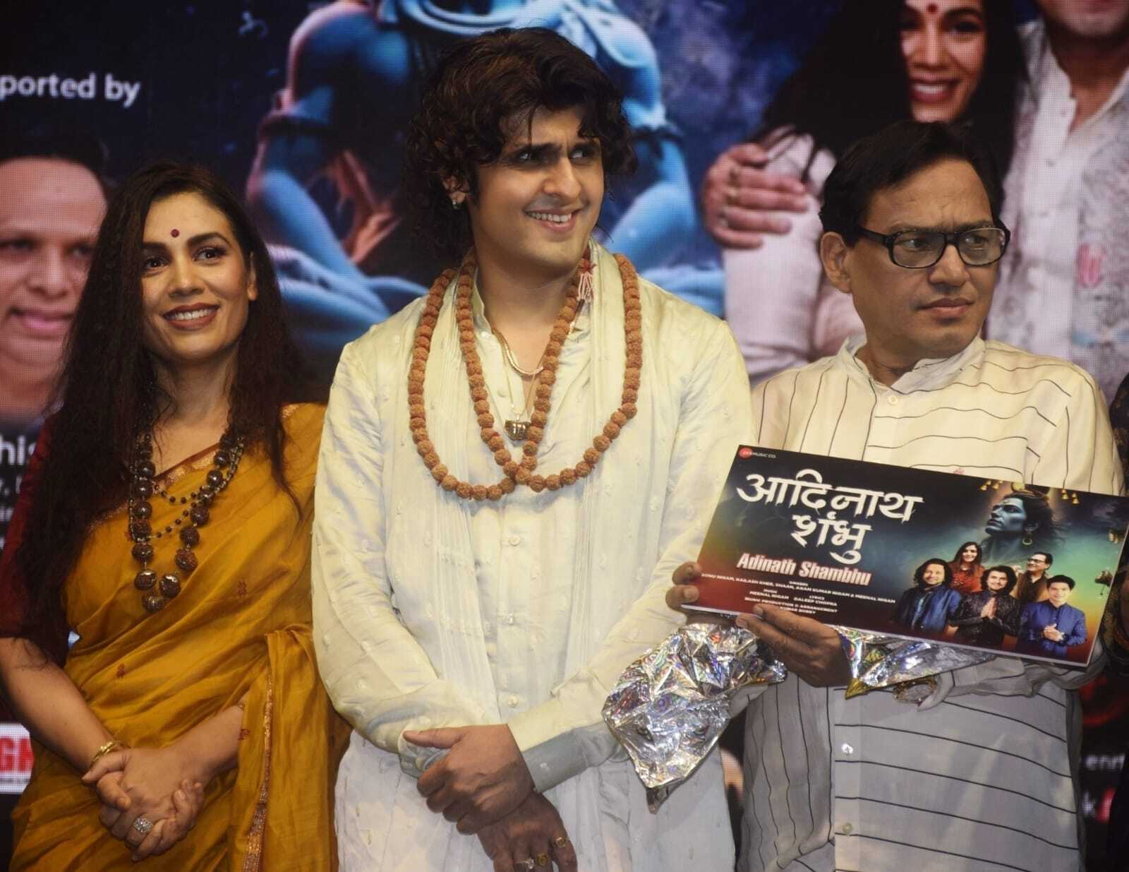 लॉन्च इवेंट के दौरान, पूरे माहौल में भक्ति और श्रद्धा की लहर दौड़ गई. मंच पर जब सोनू निगम ने अपनी भावपूर्ण प्रस्तुति दी, तो श्रोता मंत्रमुग्ध हो गए. उनकी गहरी आवाज़ में शिव भक्ति की शक्ति झलक रही थी. 