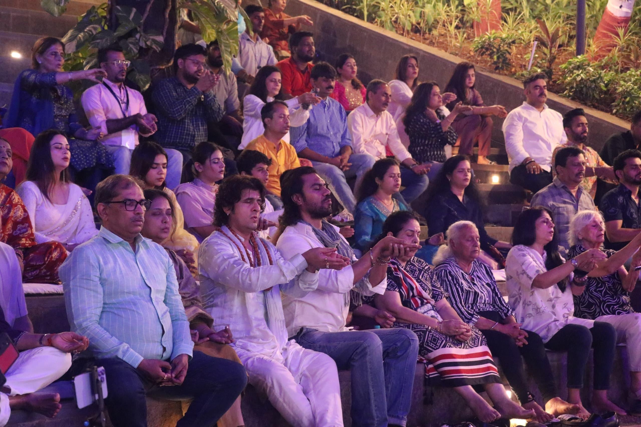 संगीत, भक्ति और ध्यान का यह संगम शिव प्रेमियों के लिए एक अनमोल सौगात बन गया है. इस गीत ने साबित कर दिया कि भक्ति संगीत भी ट्रेंड कर सकता है और दिलों तक पहुंच सकता है.