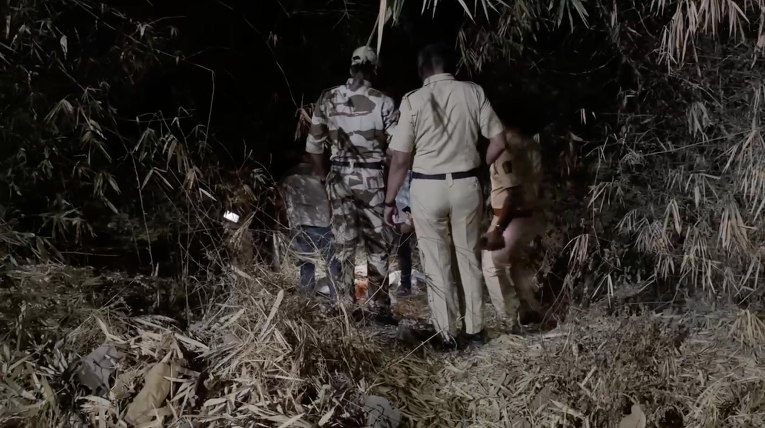 उन्होंने जब सूटकेस खोला, तो अंदर महिला का कटा हुआ सिर देखकर दहशत में आ गए. बच्चों ने तुरंत स्थानीय लोगों को सूचित किया, जिसके बाद पुलिस को खबर दी गई.