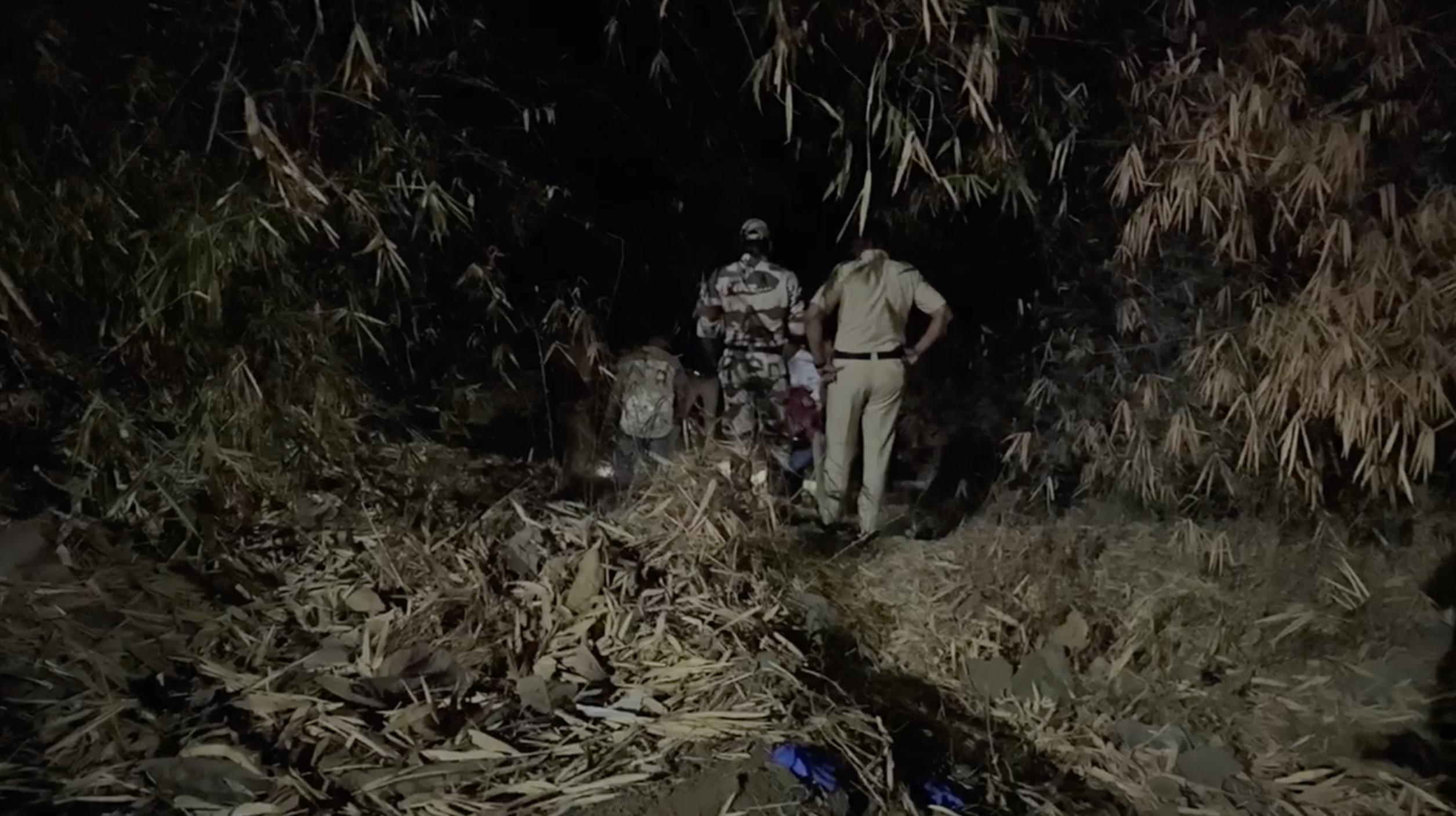 शुरुआती जांच में पुलिस को शक है कि हत्या कहीं और की गई और सबूत मिटाने के लिए सिर को अलग स्थान पर फेंक दिया गया. पुलिस अन्य जिलों और पुलिस थानों में दर्ज गुमशुदगी की रिपोर्ट भी खंगाल रही है, ताकि महिला की पहचान हो सके.