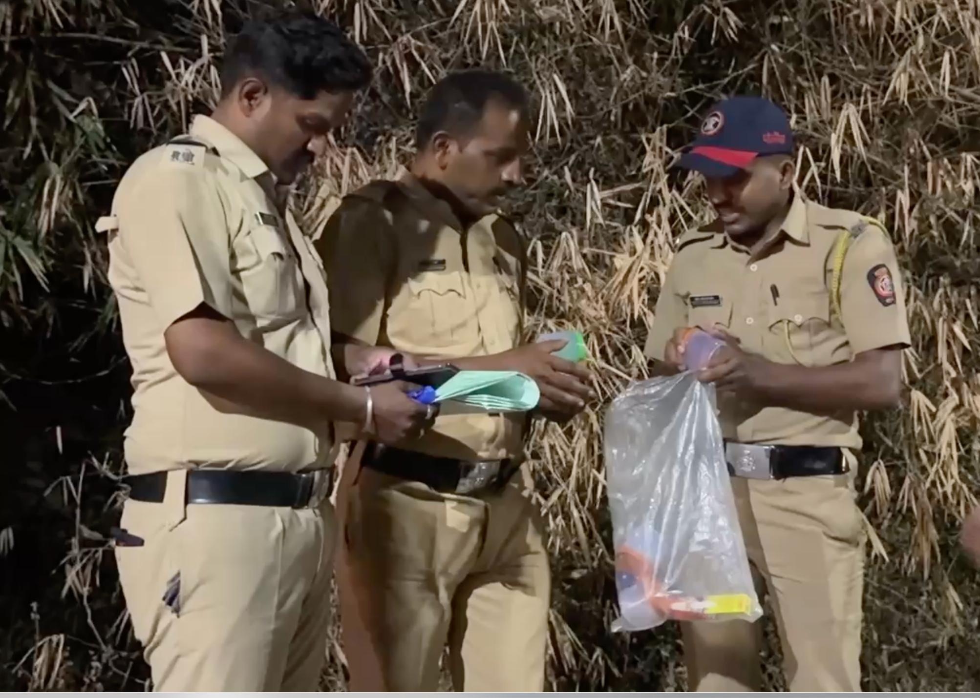 पालघर पुलिस की टीम अपराध स्थल पर पहुंचकर फॉरेंसिक विशेषज्ञों की मदद से जांच कर रही है. पुलिस अब यह पता लगाने की कोशिश कर रही है कि यह हत्या घरेलू विवाद, आपसी रंजिश, या किसी संगठित अपराध का नतीजा है.