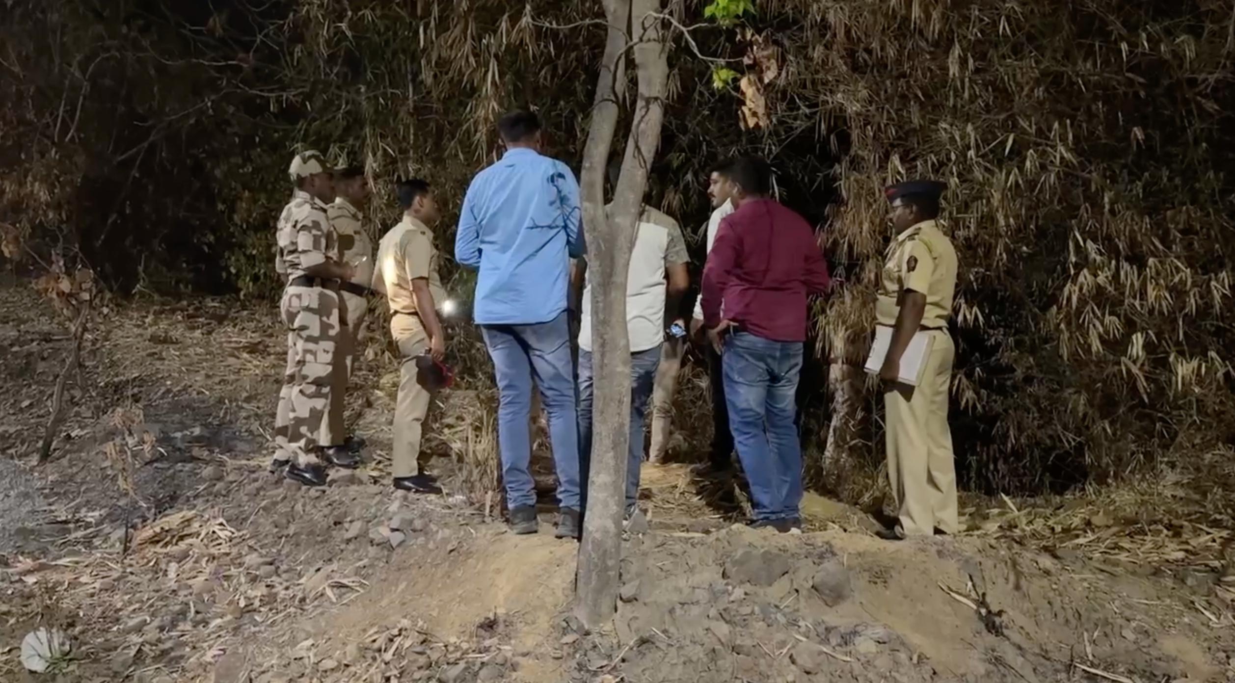 पुलिस को फिलहाल सिर्फ सिर बरामद हुआ है, जबकि महिला का बाकी शरीर अब तक लापता है. अधिकारियों के मुताबिक, हत्यारे ने सिर काटकर सबूत मिटाने की कोशिश की हो सकती है. पुलिस ने इलाके में सीसीटीवी फुटेज खंगालने और महिला की पहचान करने के लिए जांच तेज कर दी है.