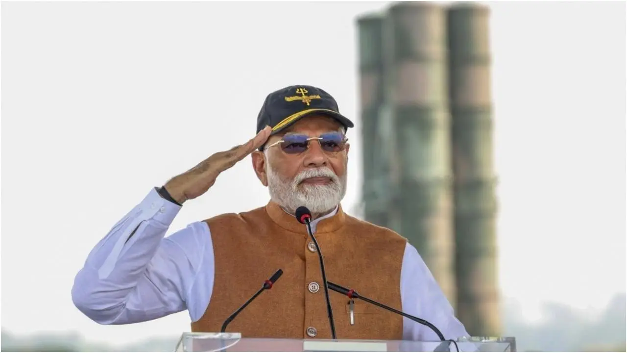 पंजाब के आदमपुर एयरबेस के दौरे के दौरान प्रधानमंत्री मोदी. फोटो/पीटीआई