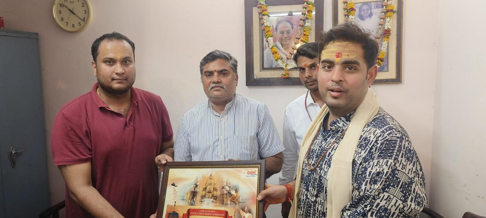 आकाश अंबानी का पहला पड़ाव वाराणसी था, जहां वे लाल बहादुर शास्त्री हवाई अड्डे पर पहुंचे और उनका भव्य स्वागत किया गया. काशी विश्वनाथ मंदिर में उनकी यात्रा बहुत ही आध्यात्मिक थी, जहां उन्होंने भगवान शिव से आशीर्वाद लेने के लिए गर्भगृह के अंदर एक विशेष पूजा में भाग लिया.