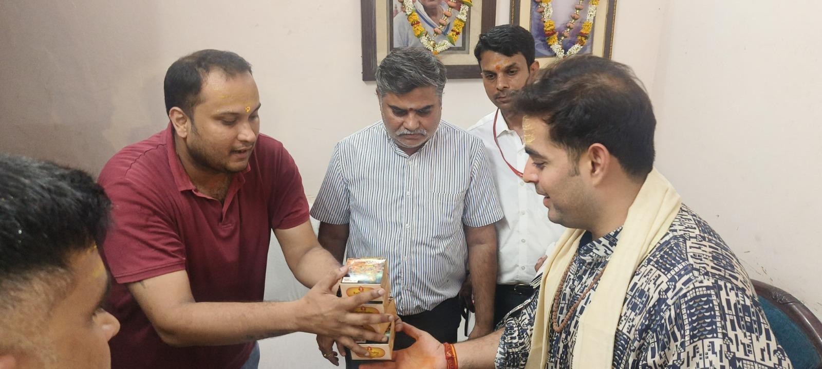 आकाश ने सभी अनुष्ठान और प्रार्थनाएँ भक्ति भाव से कीं, और पहली बार भगवान जगन्नाथ से मिले. दर्शन के बाद, आकाश ने मंदिर को दान दिया, यह परंपरा उनके परिवार में पीढ़ियों से चली आ रही है.