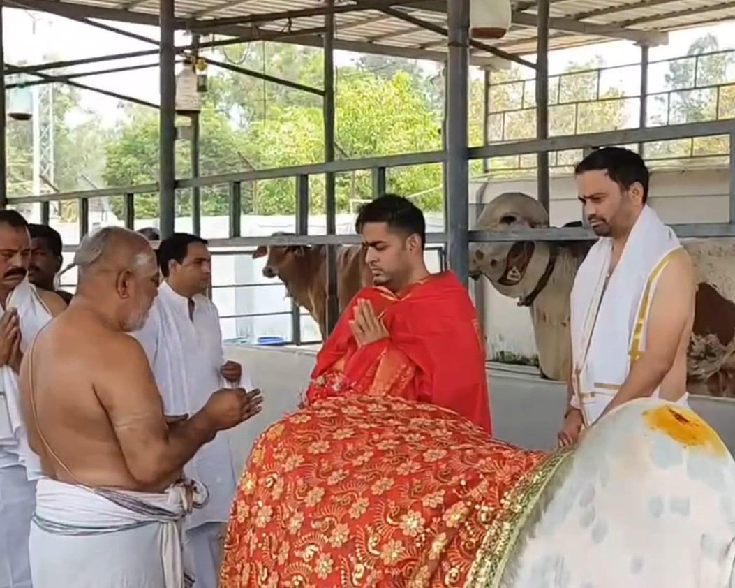 अपनी यात्रा जारी रखते हुए, आकाश अंबानी ने असम के गुवाहाटी में कामाख्या मंदिर का दौरा किया, जहाँ उन्हें माला और लाल कपड़े पहने देखा गया. मंदिर में, उन्होंने देवी कामाख्या मंदिर में अनुष्ठान और प्रार्थना की. मंदिर के पुजारियों ने उनकी यात्रा का स्वागत किया, और उन्होंने बड़ी श्रद्धा के साथ प्रार्थना की.