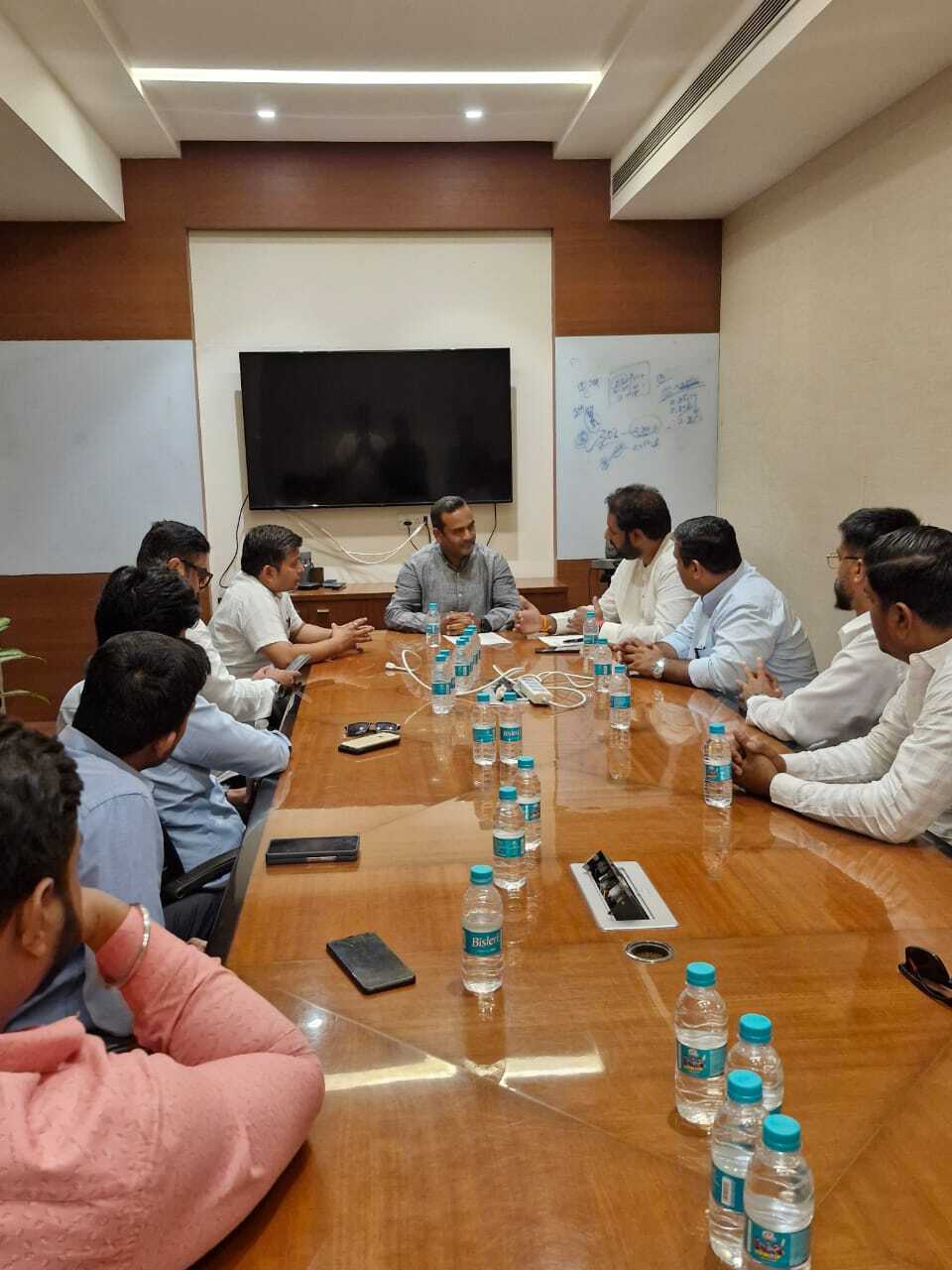 शिवसेना (UBT) के नेताओं का कहना है कि महाराष्ट्र में किसी भी कंपनी को स्थानीय भाषा और संस्कृति का अपमान करने की अनुमति नहीं दी जा सकती. उन्हें इसके गंभीर परिणाम भुगतने होंगे.