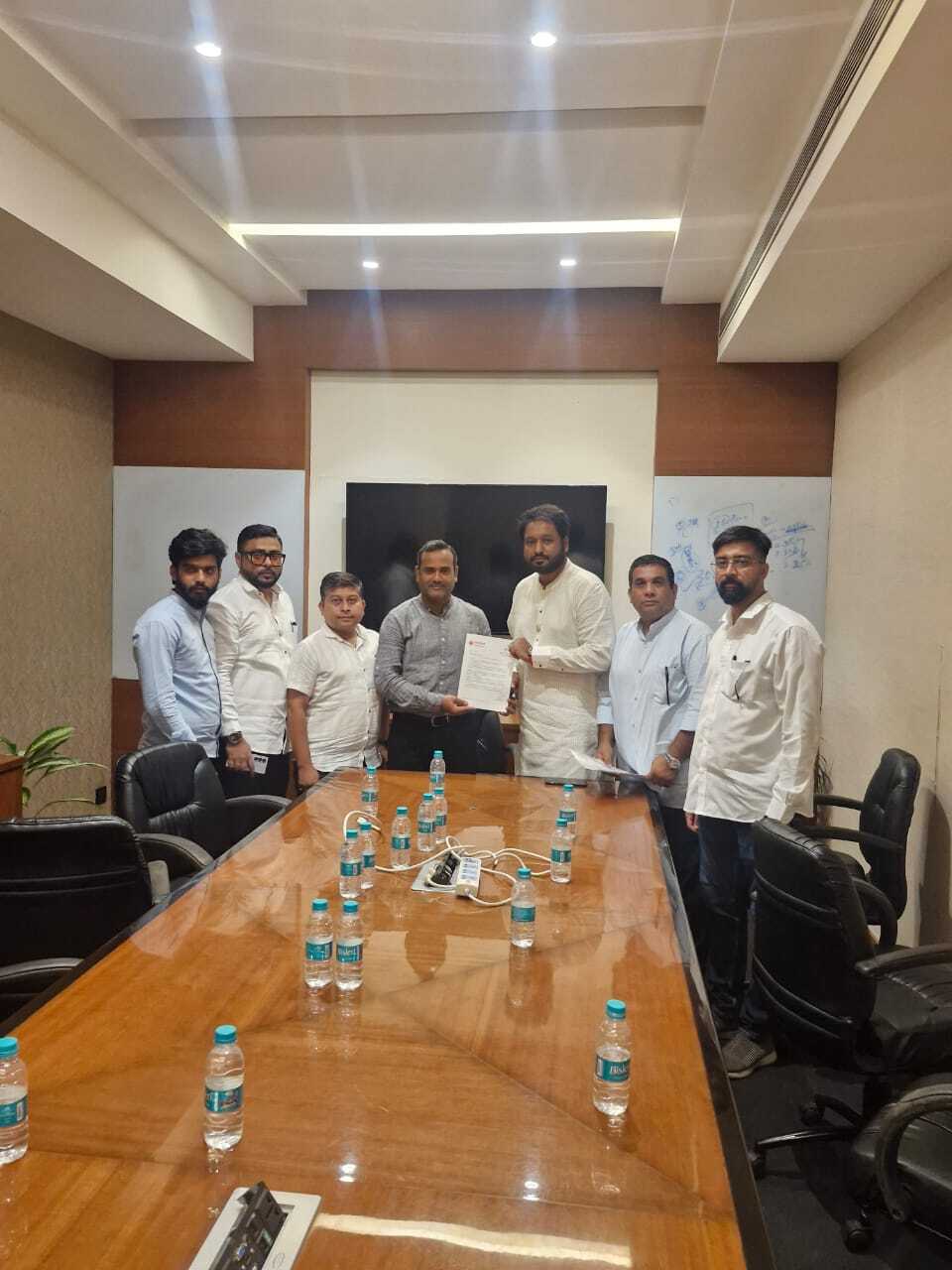 इस संबंध में शिव संचार सेना ने वीवो इंडिया के निदेशक श्री श्रीराम बच्छाव को एक पत्र भी सौंपा है. पत्र में कंपनी से मराठी भाषा का सम्मान करने और मराठी ग्राहकों की प्राथमिकता देने की अपील की गई है. 