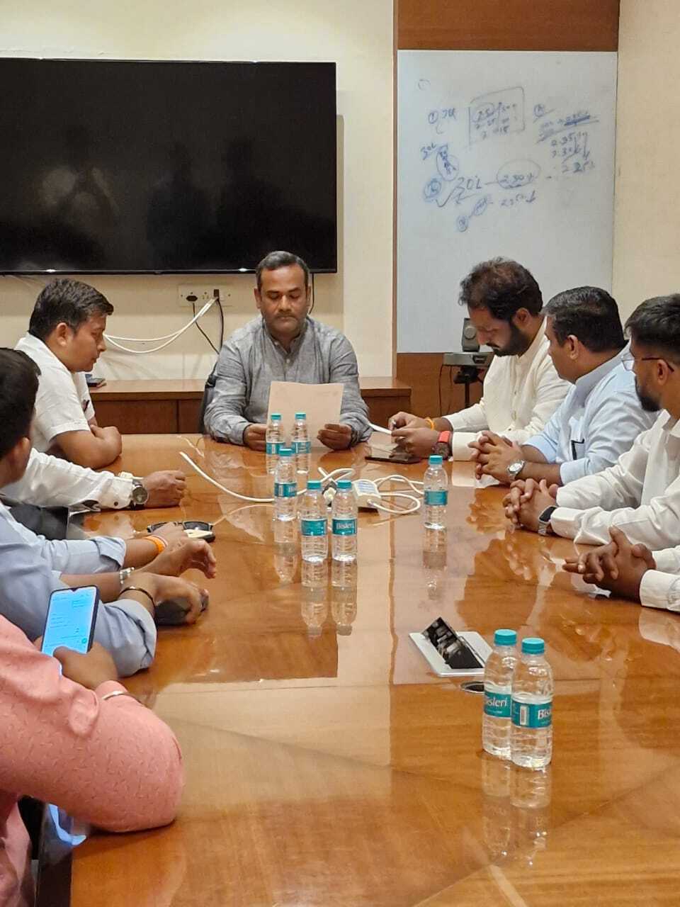उन्होंने कहा कि यदि वीवो इंडिया इन सुझावों को लागू नहीं करती है, तो इसके परिणामों के लिए पूरी तरह से वीवो मोबाइल इंडिया प्राइवेट लिमिटेड जिम्मेदार होगी. चित्रे ने यह भी चेतावनी दी कि अगर वीवो इंडिया ने मराठी भाषा का सम्मान करने की दिशा में कोई कदम नहीं उठाया, तो शिवसेना (UBT) इस मामले में कोई कोताही नहीं बरतेगी और इस पर सख्त कदम उठाए जाएंगे.
