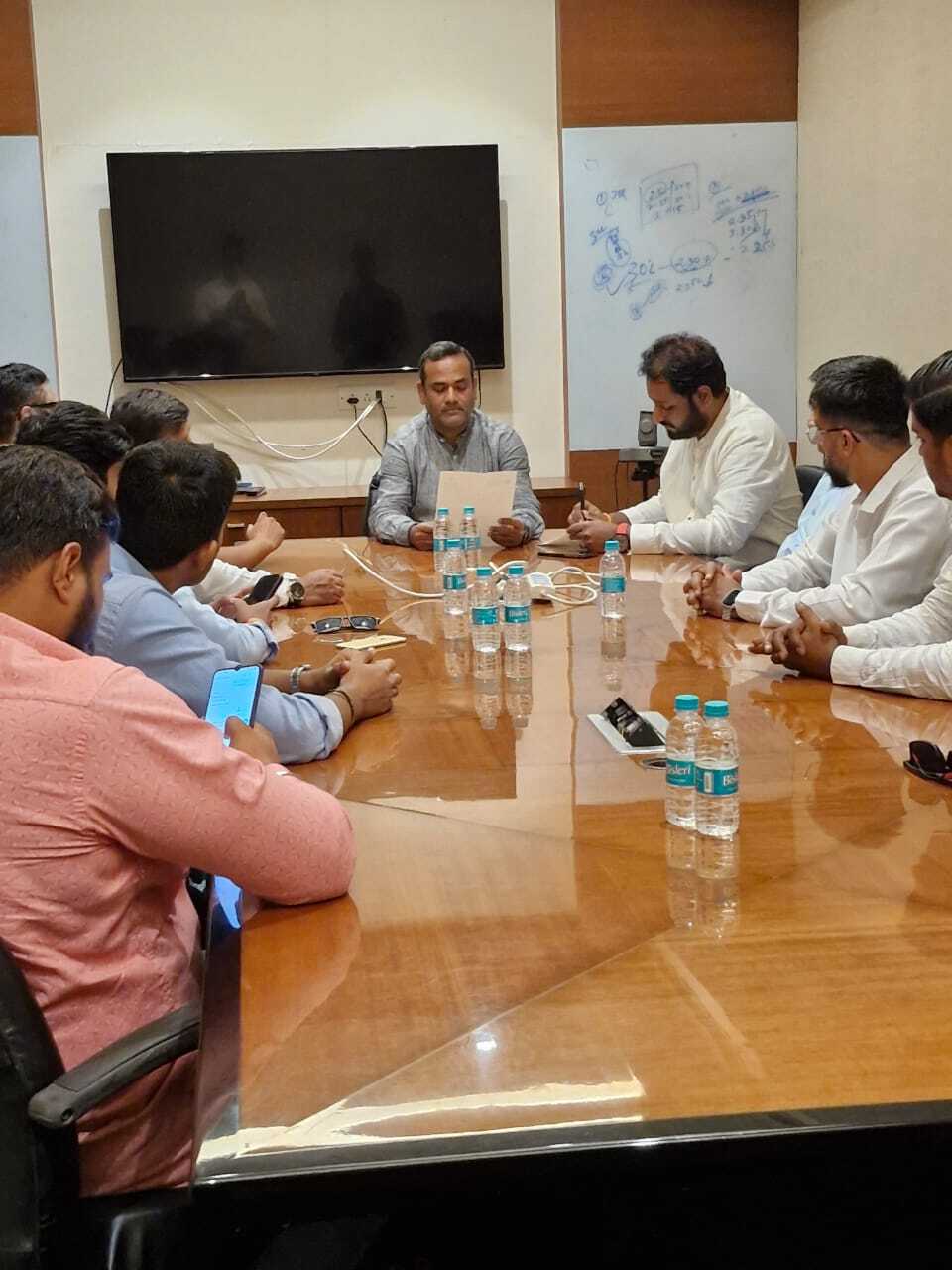 अखिल चित्रे ने स्पष्ट किया कि शिवसेना (UBT) हमेशा मराठी जनमानस के अधिकारों की रक्षा करेगी. उन्होंने कहा कि यदि कोई कंपनी महाराष्ट्र में व्यापार करती है, तो उसे मराठी भाषा का सम्मान करना चाहिए, क्योंकि यह राज्य की अस्मिता और संस्कृति का हिस्सा है. 