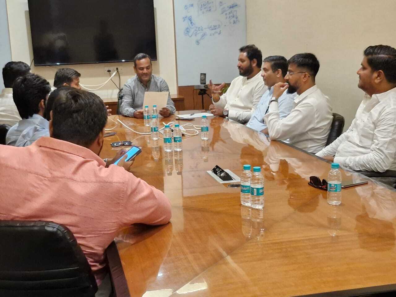 चित्रे ने यह भी कहा कि शिवसेना (UBT) इस मुद्दे को लेकर कोई समझौता नहीं करेगी और मराठी भाषा का सम्मान न करने वाली कंपनियों के खिलाफ सख्त कदम उठाए जाएंगे.