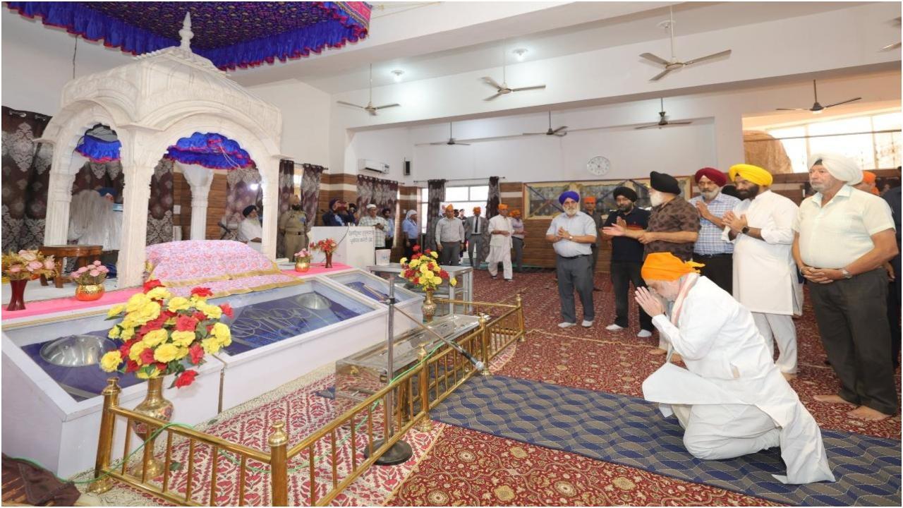 केंद्रीय गृह मंत्री अमित शाह जम्मू-कश्मीर के पुंछ जिले में सिंह सभा गुरुद्वारा में मत्था टेकते हुए. तस्वीर/X