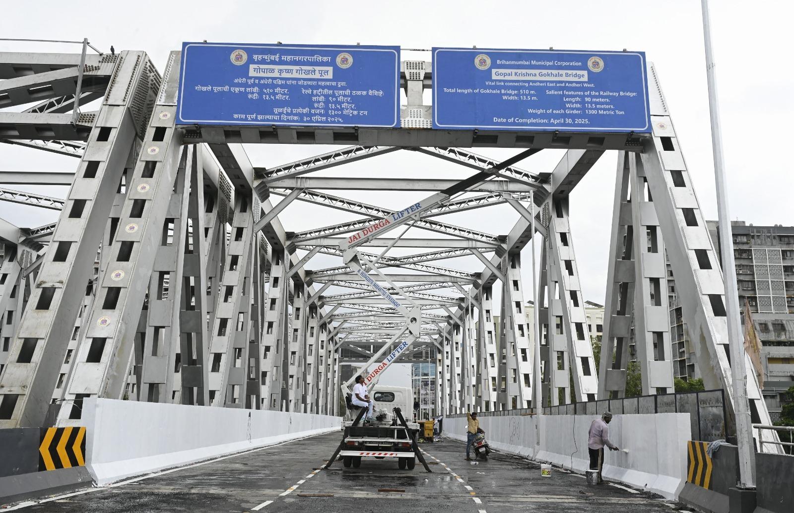 अब सभी की निगाहें बीएमसी की ओर हैं, जो जल्द ही उद्घाटन की तारीख की घोषणा कर सकती है.