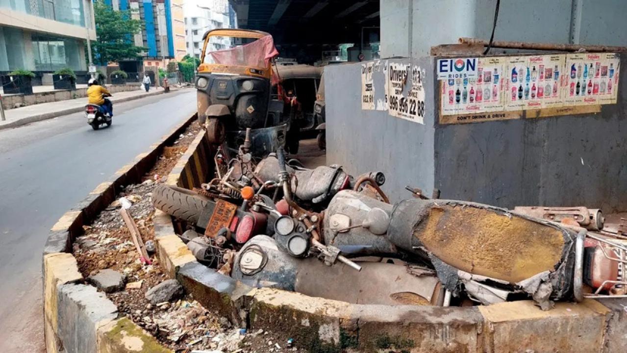 अंधेरी पूर्व में तेली गली फ्लाईओवर के नीचे परित्यक्त वाहन सड़ रहे हैं. Pic/By Special Arrangement