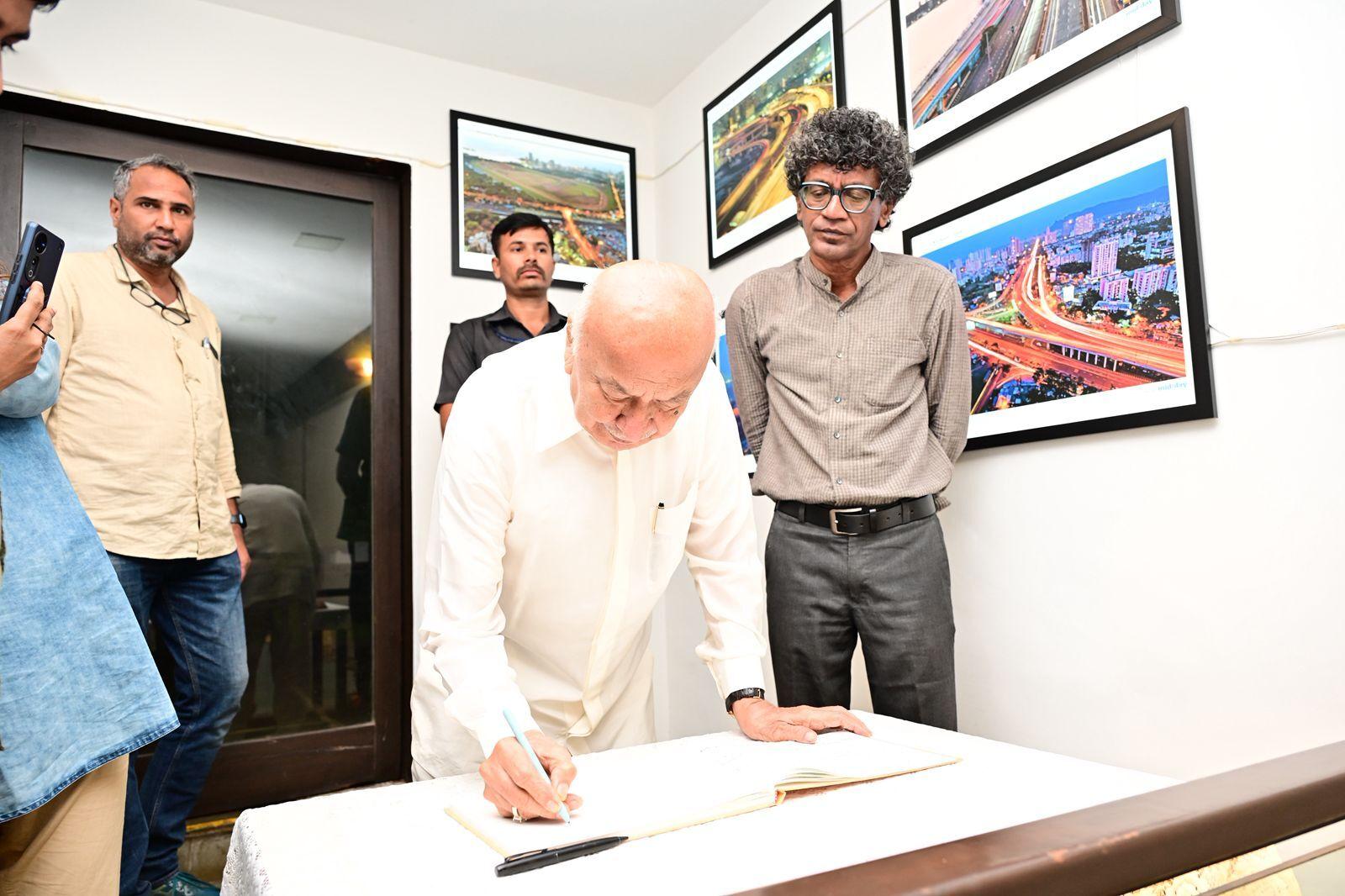 प्रदर्शनी का उद्घाटन 2 मई 2025 को किया गया था, जिसमें मिड-डे के प्रधान संपादक सचिन कालबाग, बृहन्मुंबई नगर निगम के आयुक्त भूषण गगरानी और मुंबई प्रेस क्लब के अध्यक्ष समर खड़स जैसे प्रमुख अतिथि उपस्थित रहे. 