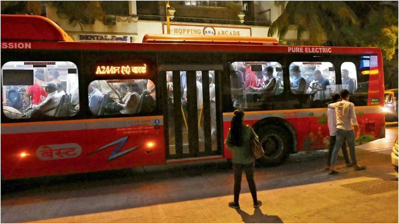 दहानुकरवाड़ी के पास खचाखच भरी बेस्ट बस. तस्वीर/सतेज शिंदे