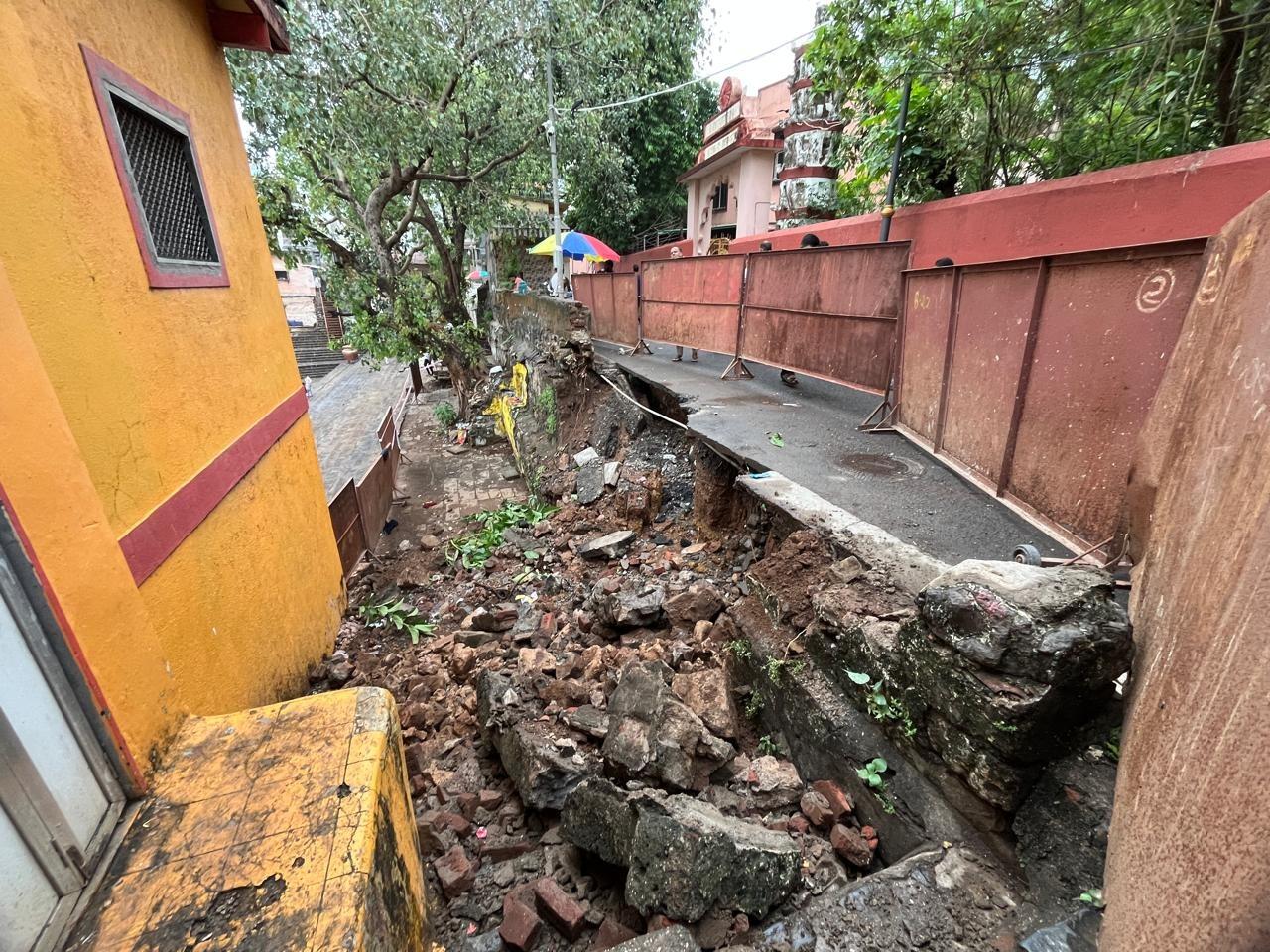 किसी के हताहत होने की खबर नहीं है, लेकिन एहतियात के तौर पर इलाके को बंद कर दिया गया है.
