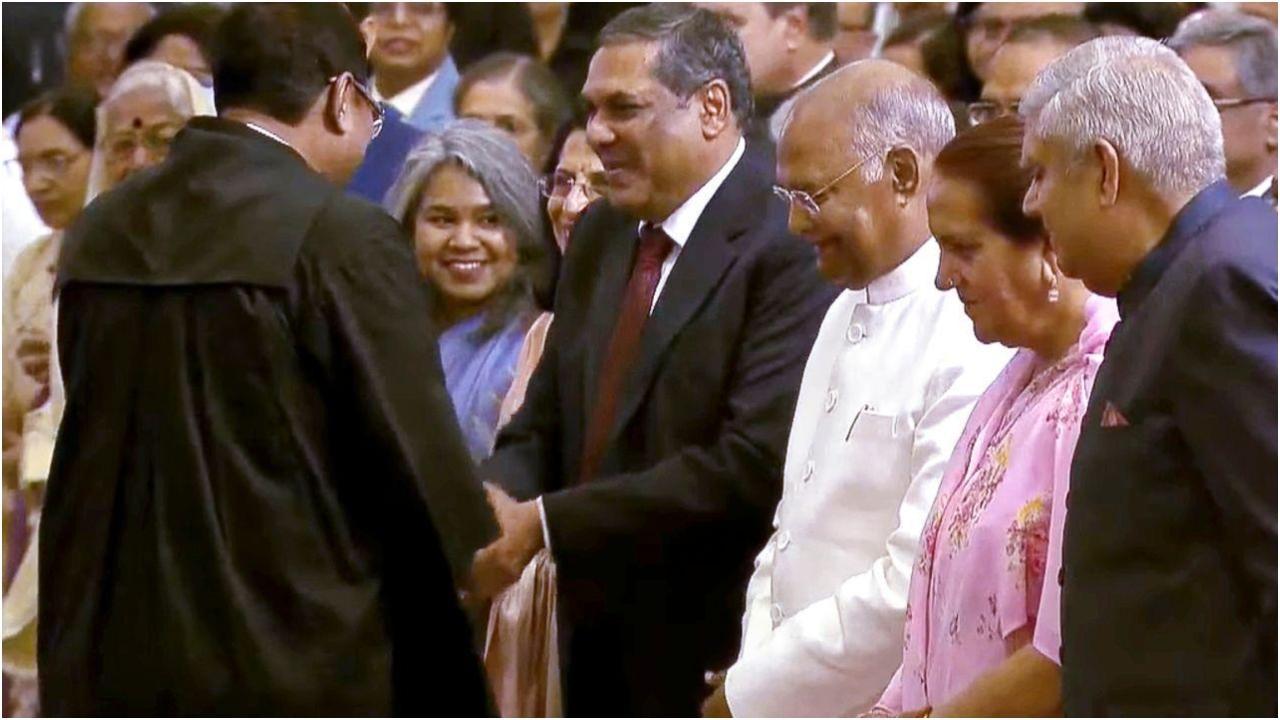 बुधवार को यूट्यूब के ज़रिए @PresidentOfIndia से लिया गया स्क्रीनशॉट। जस्टिस भूषण रामकृष्ण गवई का भारत के पूर्व मुख्य न्यायाधीश संजीव खन्ना द्वारा स्वागत किया गया. तस्वीर साभार/PTI