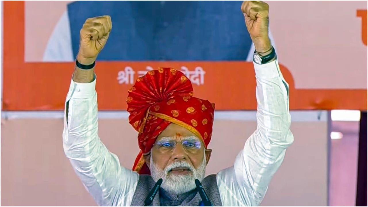 प्रधानमंत्री नरेंद्र मोदी बीकानेर में लोगों को संबोधित करते हुए. फोटो साभार/पीटीआई
