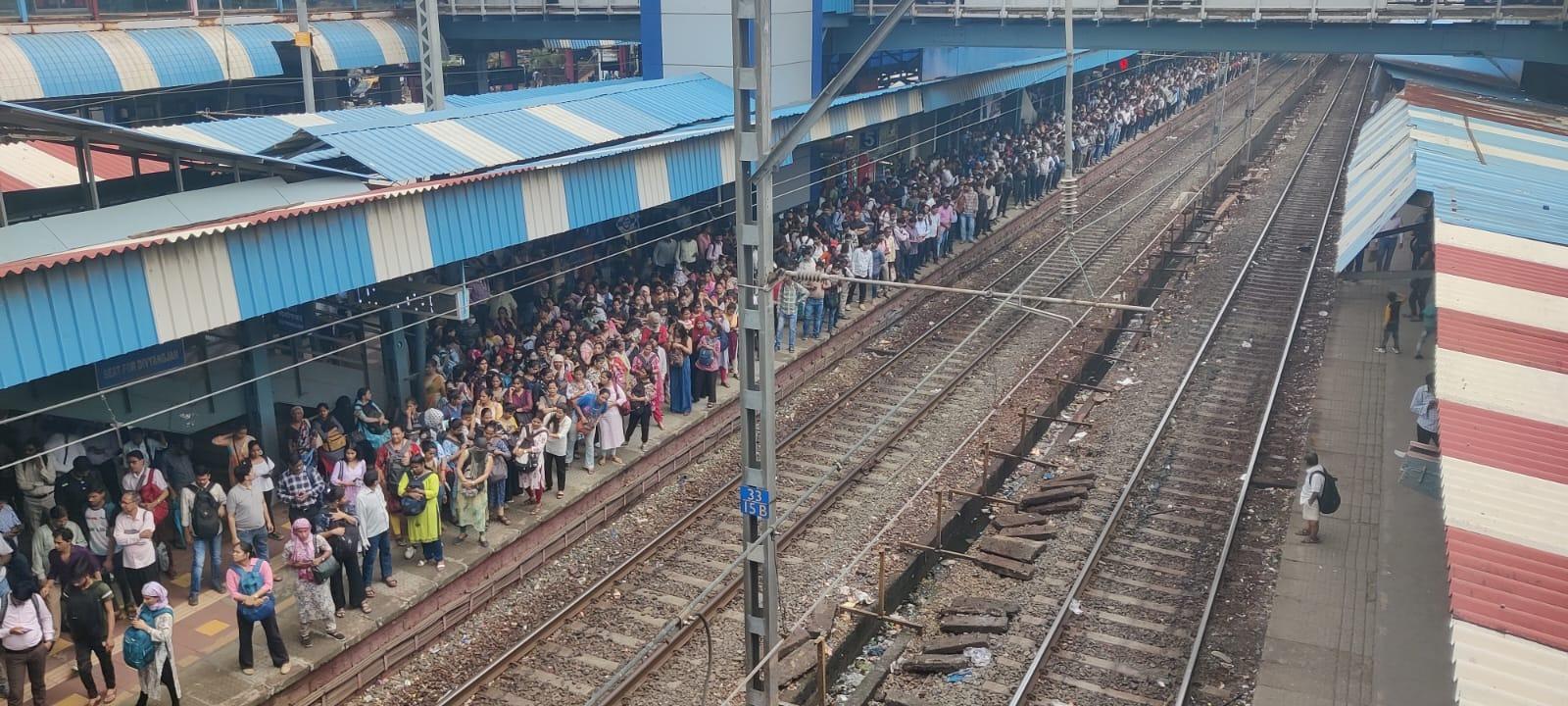 फिलहाल बारिश के बाद उमस भरी गर्मी ने मुंबईकरों की मुश्किलें बढ़ा दी हैं, लेकिन बारिश की संभावना अभी बनी हुई है. नागरिकों को चाहिए कि वे मौसम की खबरों पर नजर रखें और खुद को सुरक्षित रखें. इस बीच, बोरीवली रेलवे स्टेशन पर यात्रियों की भीड़ बढ़ती जा रही है, जहां तेज गर्मी के बावजूद लोगों को अपने गंतव्य तक पहुंचने के लिए इंतजार करना पड़ रहा है. 