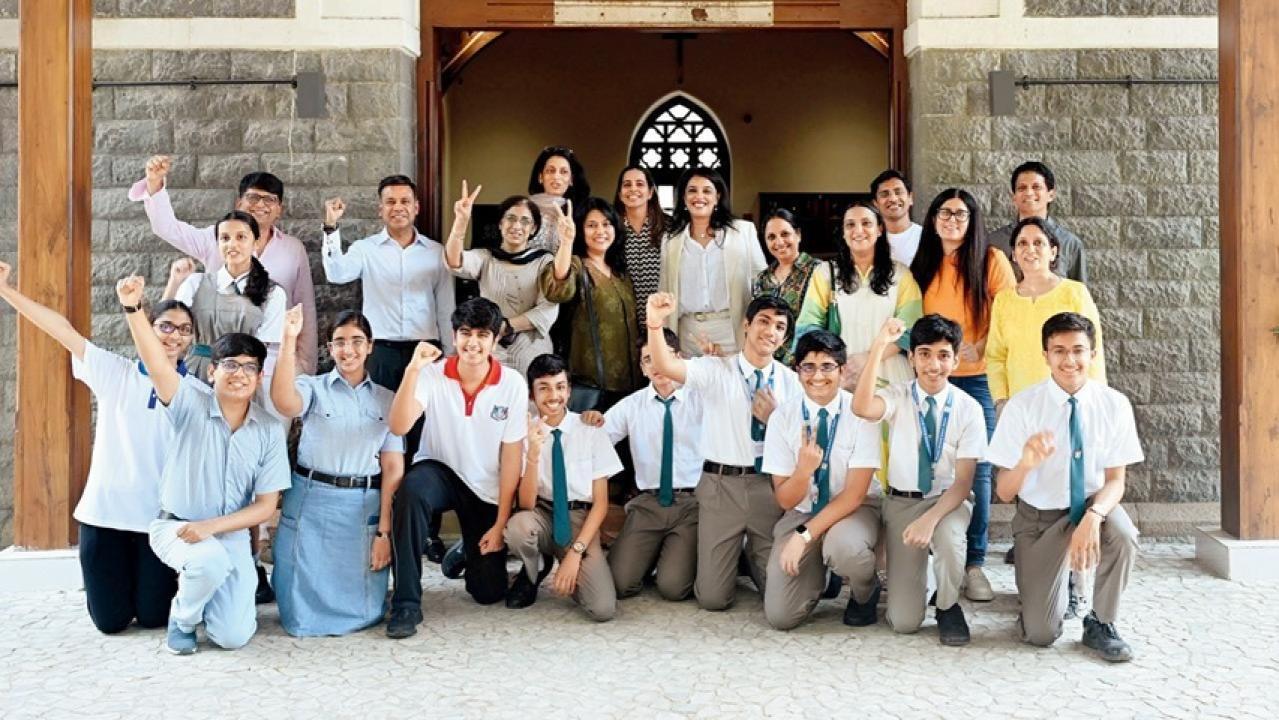 माहिम में बॉम्बे स्कॉटिश स्कूल आईएससी/आईसीएसई के टॉपर, माता-पिता और शिक्षकों के साथ पोज़ देते हुए. Pic/Atul Kamble
