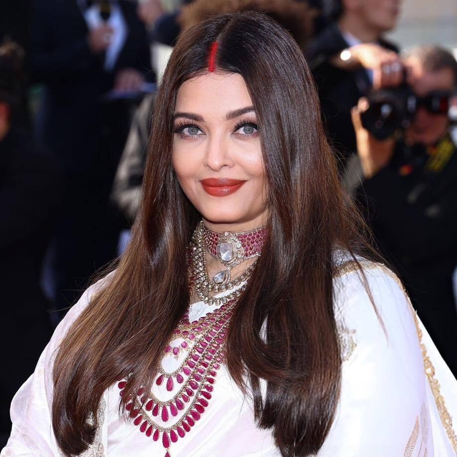यह सिलसिला तब शुरू हुआ था जब मीडिया में दोनों के बीच अनबन की खबरें आने लगीं थीं, लेकिन ऐश्वर्या का यह स्टेटमेंट उनकी सादगी और संस्कृति से जुड़ा हुआ था, जिसने सभी शक को खत्म कर दिया.