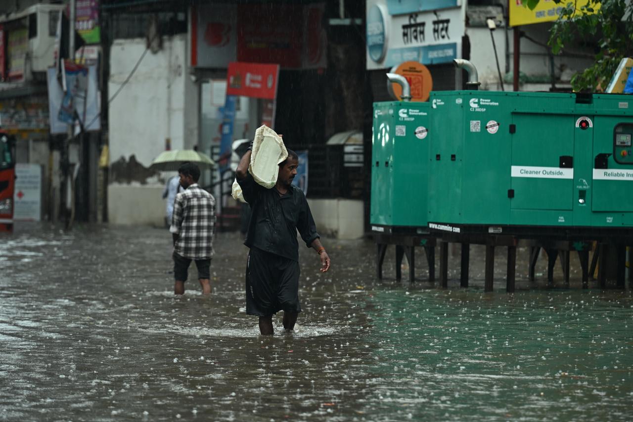 पूरे शहर में भारी बारिश के साथ, नरीमन पॉइंट में रविवार, 25 मई, सुबह 11:00 बजे से सोमवार, 26 मई, सुबह 10:00 बजे तक 252 मिमी बारिश हुई है. शहर में स्थित इस क्षेत्र में सोमवार सुबह से ही भारी बारिश के साथ-साथ गरज के साथ बारिश हो रही है.
