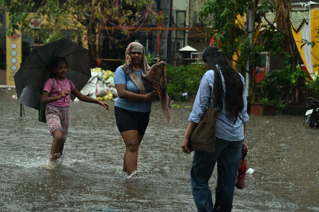 मौसम ब्यूरो ने बताया कि पिछले 75 वर्षों में यह सबसे जल्दी बारिश है. साथ ही, यह भी बताया कि मुंबई में अनुमानित तिथि से एक पखवाड़ा पहले ही भारी बारिश हो रही है.