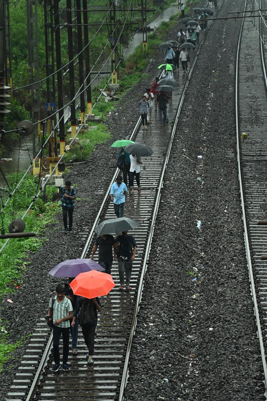 हार्बर लाइन पर ट्रेनें भी सोमवार की सुबह निर्धारित समय से देरी से चल रही थीं.