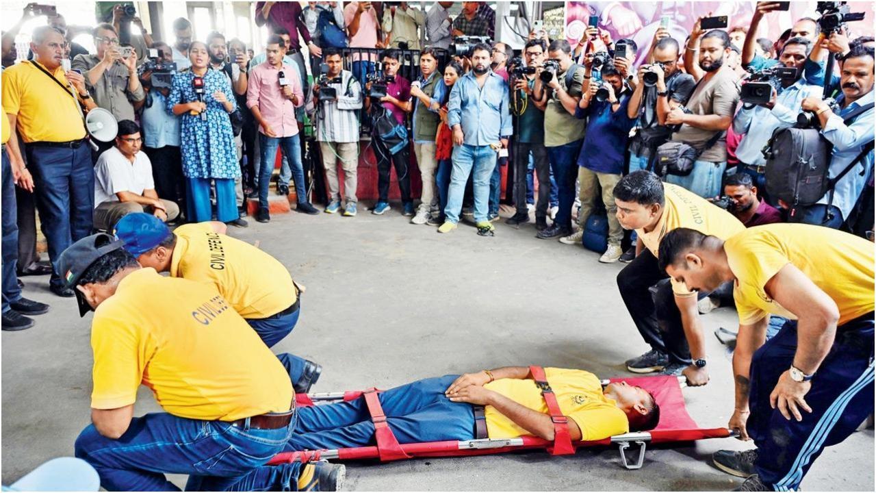 नागरिक सुरक्षा स्वयंसेवकों ने सीएसएमटी में आपातकालीन निकासी अभ्यास का प्रदर्शन किया