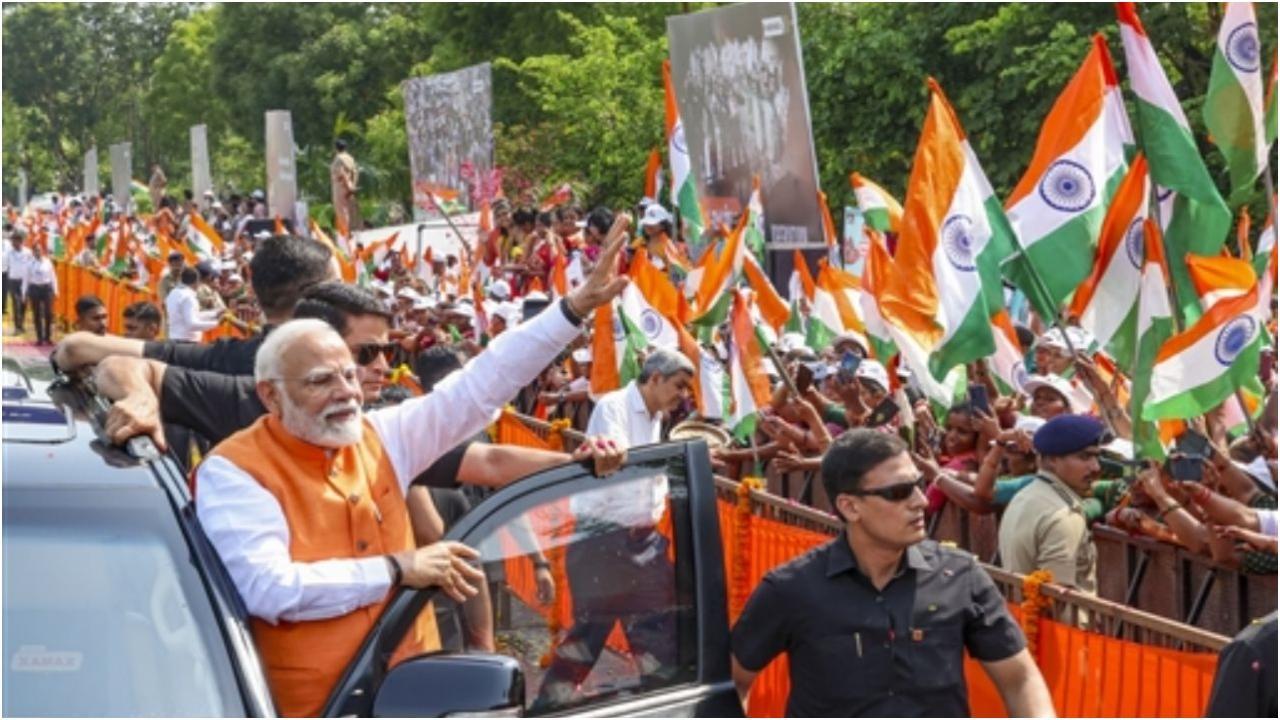 Iदाहोद में पीएम मोदी के रोड शो में भीड़ ने तिरंगे के साथ किया उनका स्वागत