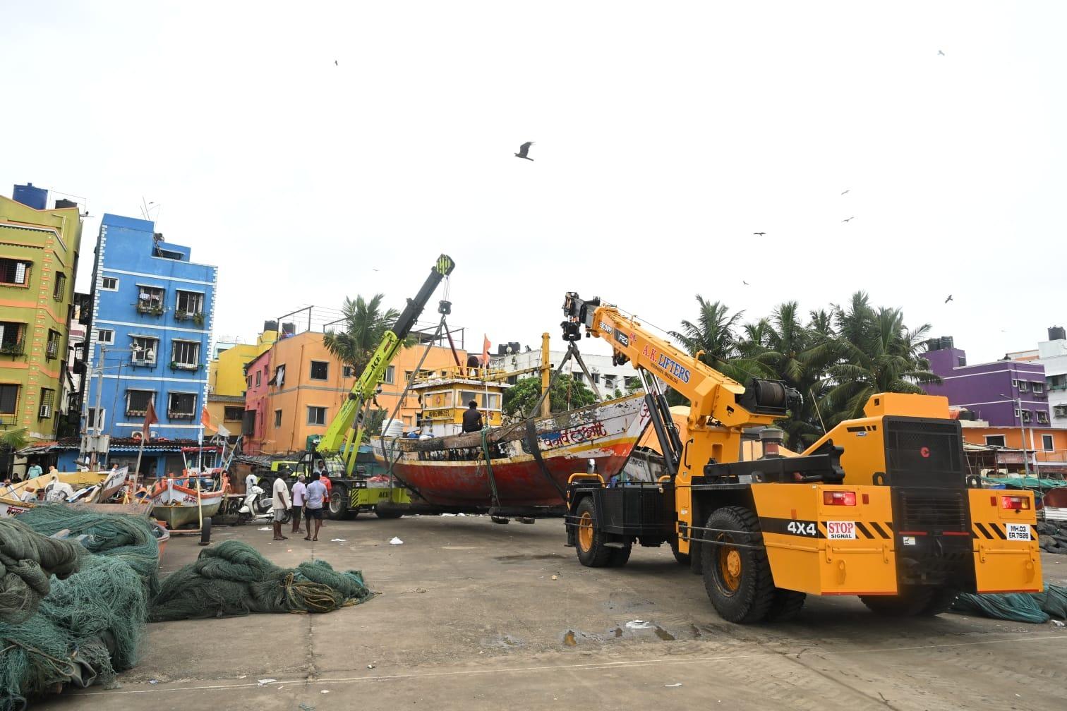 नगर निगम और आपदा प्रबंधन विभागों को अलर्ट मोड पर रखा गया है.