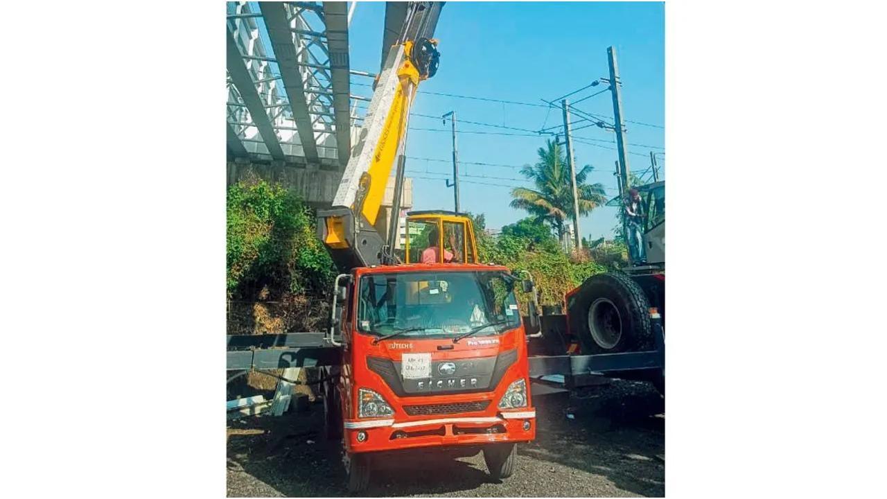 IMumbai: गर्डर से लगा लोकल ट्रेनों पर ब्रेक, रेल सेवा प्रभावित