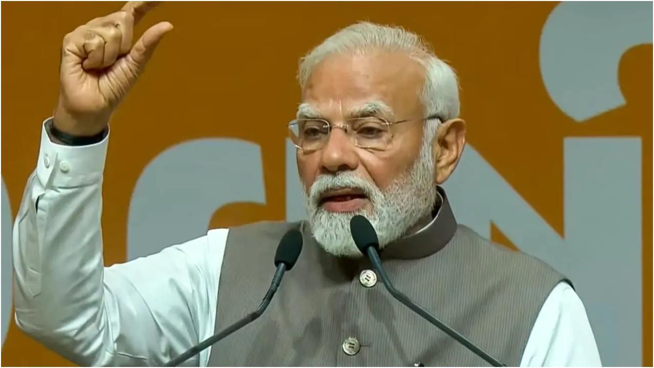प्रधानमंत्री नरेंद्र मोदी गुजरात के गांधीनगर में गुजरात शहरी विकास की 20वीं वर्षगांठ मनाने के लिए आयोजित एक कार्यक्रम को संबोधित करते हुए. फोटो/पीटीआई