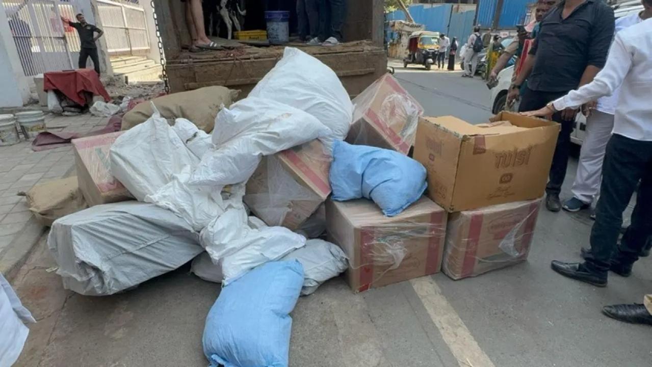 पुलिस सूत्रों के मुताबिक गाड़ी से करीब 6 लाख रुपये का गुटखा बरामद हुआ है.