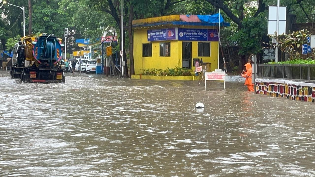 लोकल ट्रेन सेवाएं, जो मुंबई की जीवनरेखा मानी जाती हैं, इस जलजमाव से बुरी तरह प्रभावित हुई हैं. 
