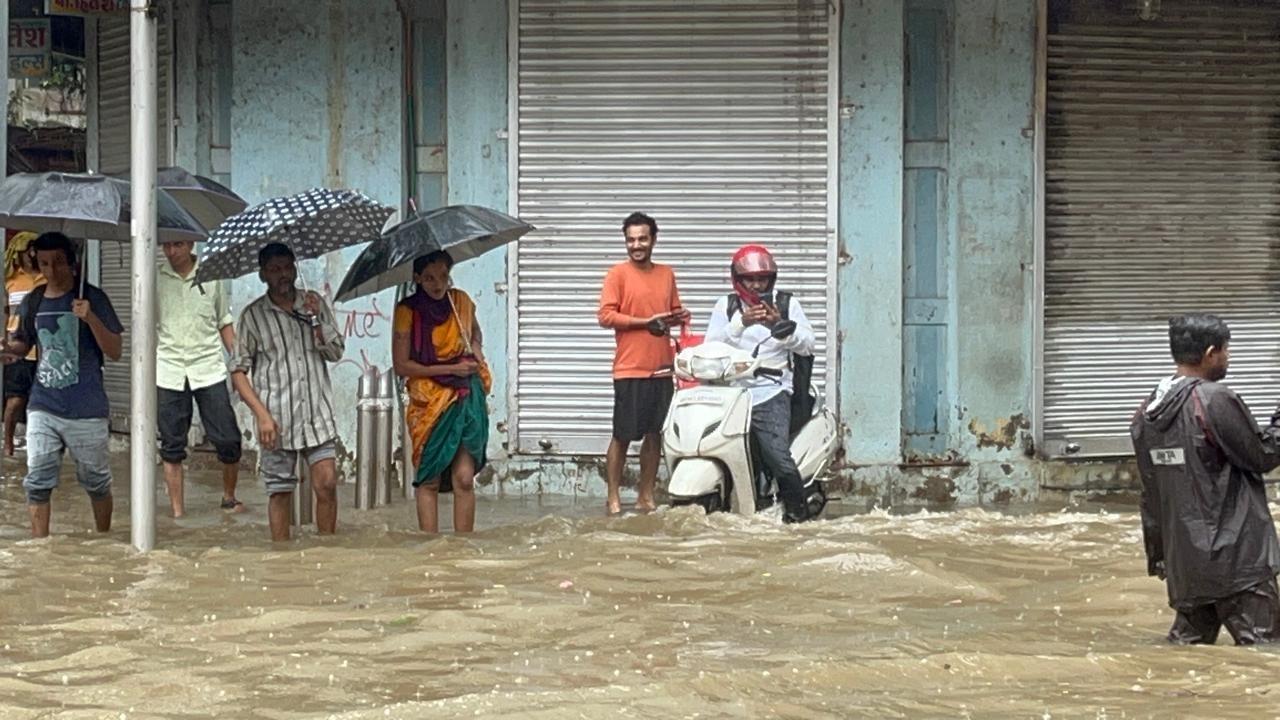 ऐसे में प्रशासन ने अलर्ट जारी किया है और लोगों से सुरक्षित स्थानों पर रहने की सलाह दी है. स्कूलों और कार्यालयों में उपस्थिति को लेकर भी छूट दिए जाने की संभावना जताई जा रही है.