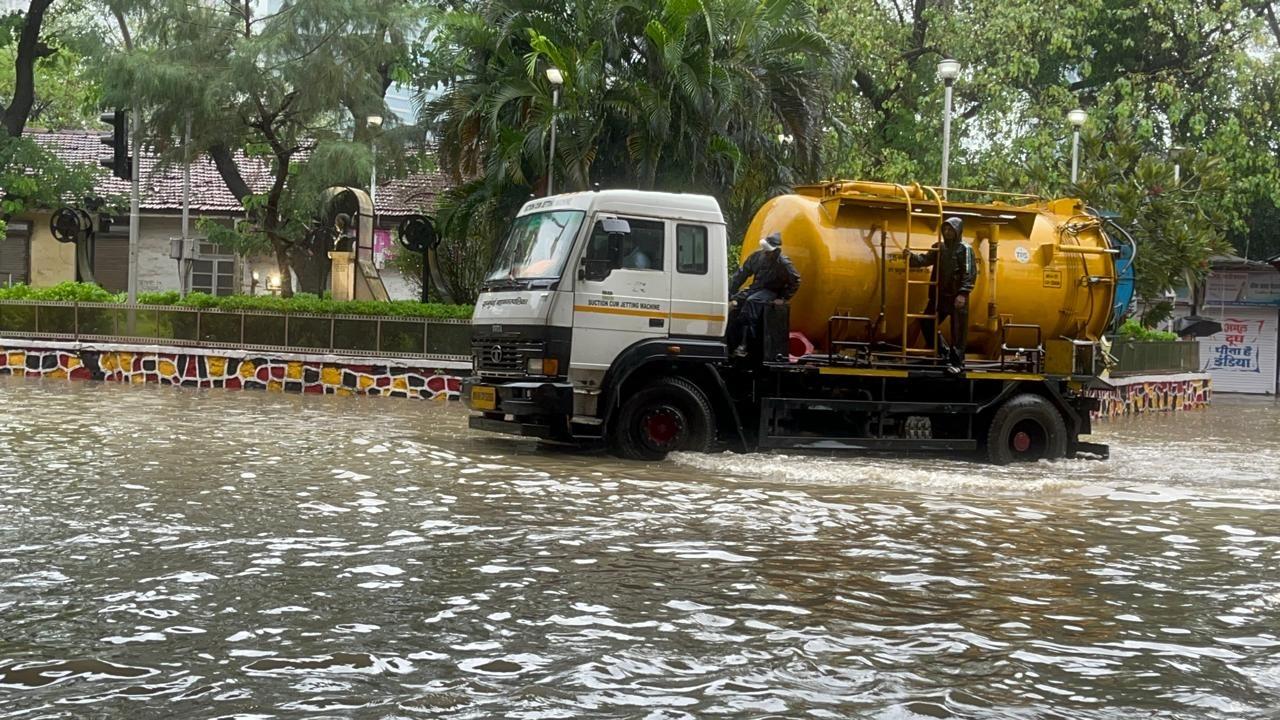 पश्चिम रेलवे और मध्य रेलवे दोनों जोन की ओर से अलर्ट जारी किया गया है और यात्रियों को सलाह दी गई है कि वे केवल अत्यावश्यक स्थिति में ही यात्रा करें.