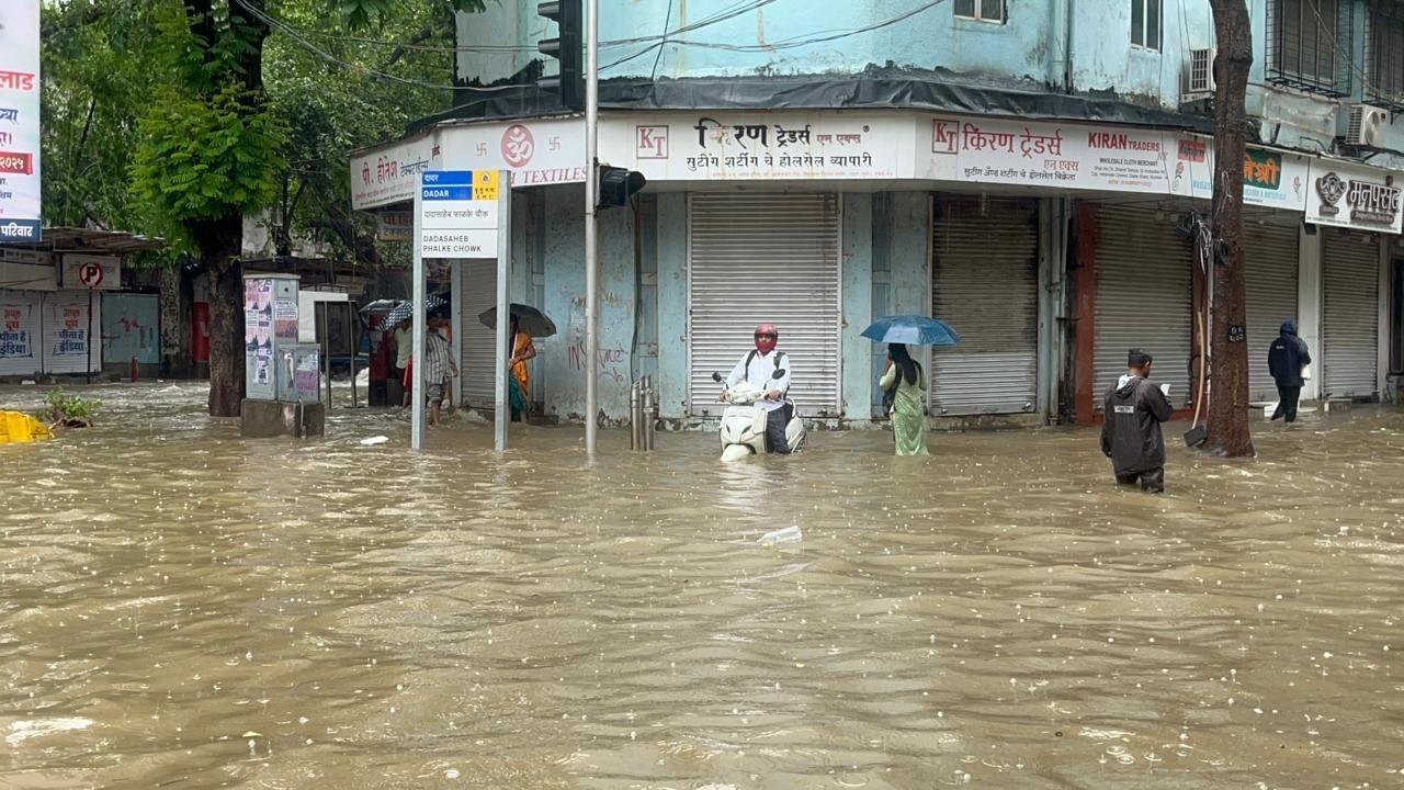 जलभराव वाले इलाकों में टीमों को तैनात किया गया है जो स्थिति पर लगातार निगरानी रख रही हैं.