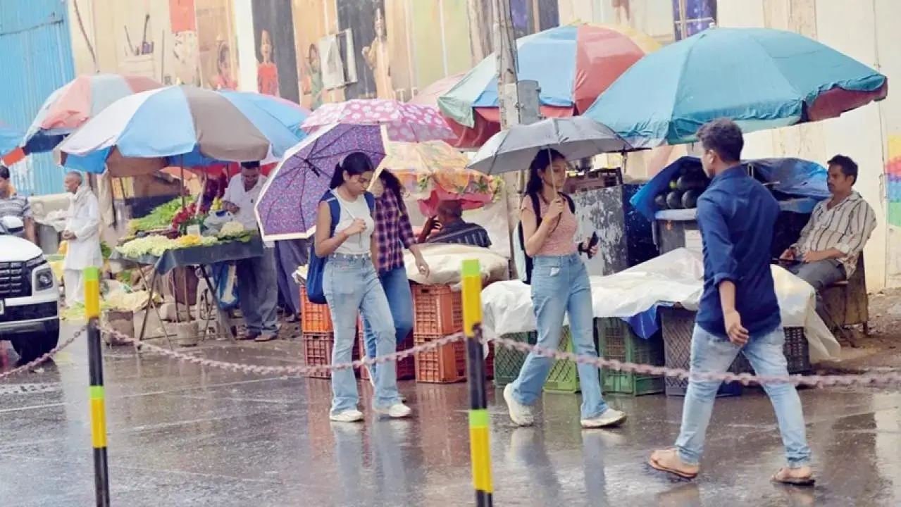 Iतेज बारिश, गरज और बिजली के साथ मुंबई में मौसम का कहर, IMD का ऑरेंज अलर्ट जारी