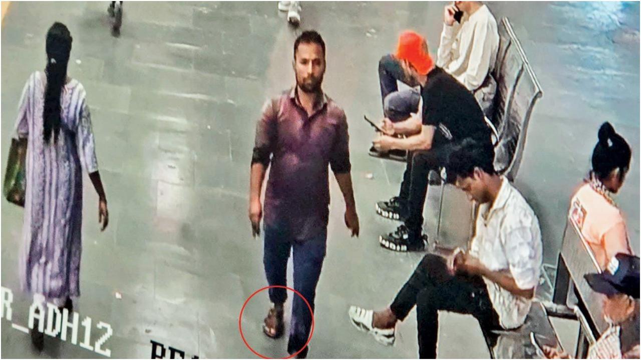 अंधेरी रेलवे स्टेशन पर आरोपी का सीसीटीवी फुटेज सामने आया है, जिसमें उसके जूते (गोलाकार) दिखाई दे रहे हैं.