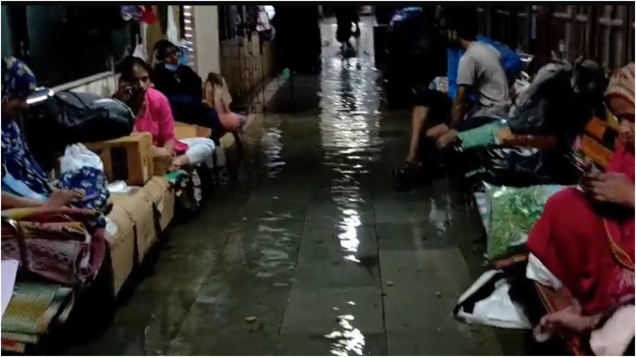 मुंबई में सोमवार को नरीमन पॉइंट पर एक घंटे में 104 मिमी की भारी बारिश हुई.