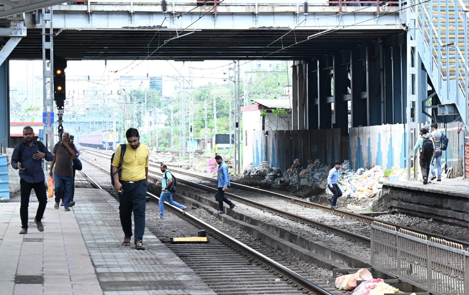 उन्होंने बताया कि जब तक फुटओवर ब्रिज का निर्माण कार्य पूरा नहीं हो जाता, तब तक कोई बेहतर विकल्प नहीं दिया गया, जिससे वे मजबूर होकर रेलवे ट्रैक पार करने को मजबूर हो गए.