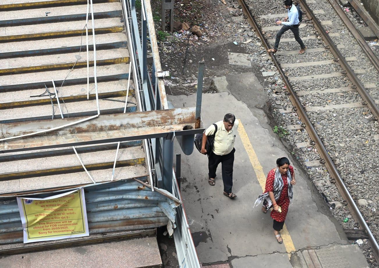 साथ ही उनकी सुरक्षा को गंभीर खतरा भी मंडराने लगा. यात्रियों में अफरा-तफरी का माहौल था, और उन्होंने अधिकारियों की व्यवस्थाओं को लेकर नाखुशी जताई. 
